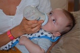 introducing-bottle-to-breastfed-baby